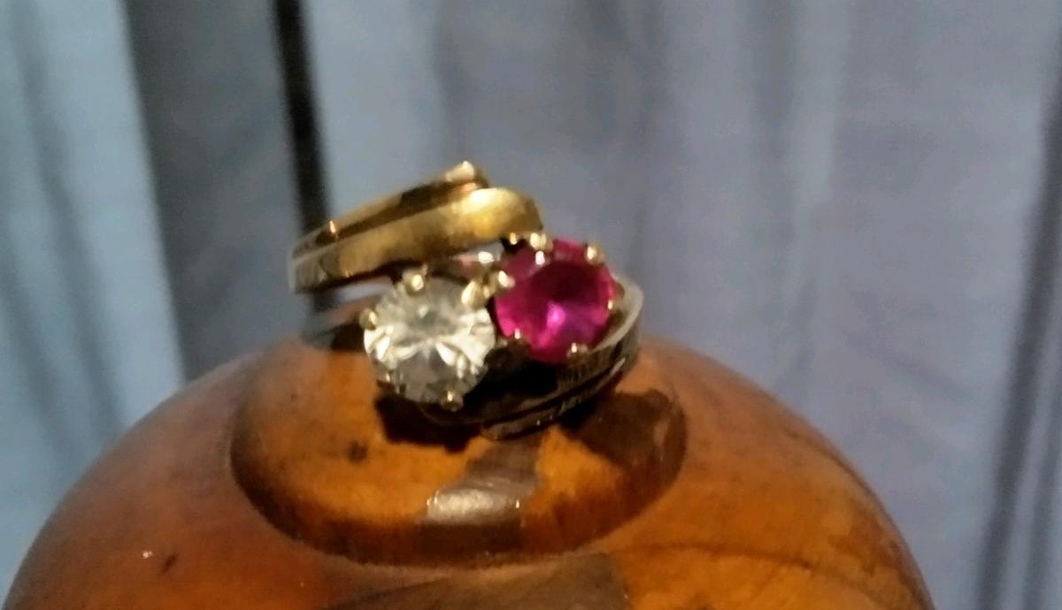 Womens gold ring - Alicia, Arkansas - FleaMarketBay