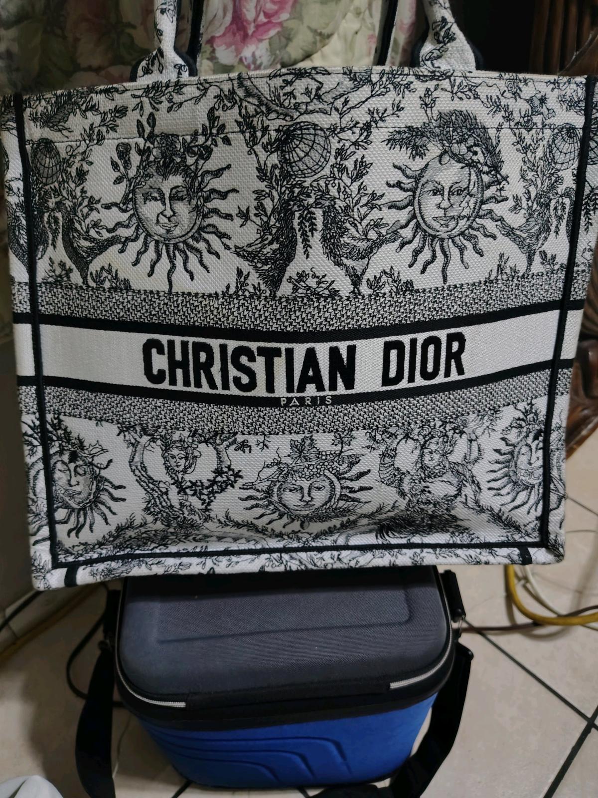 Christian Dior tote bag - Desert Hot Springs, California - FleaMarketBay