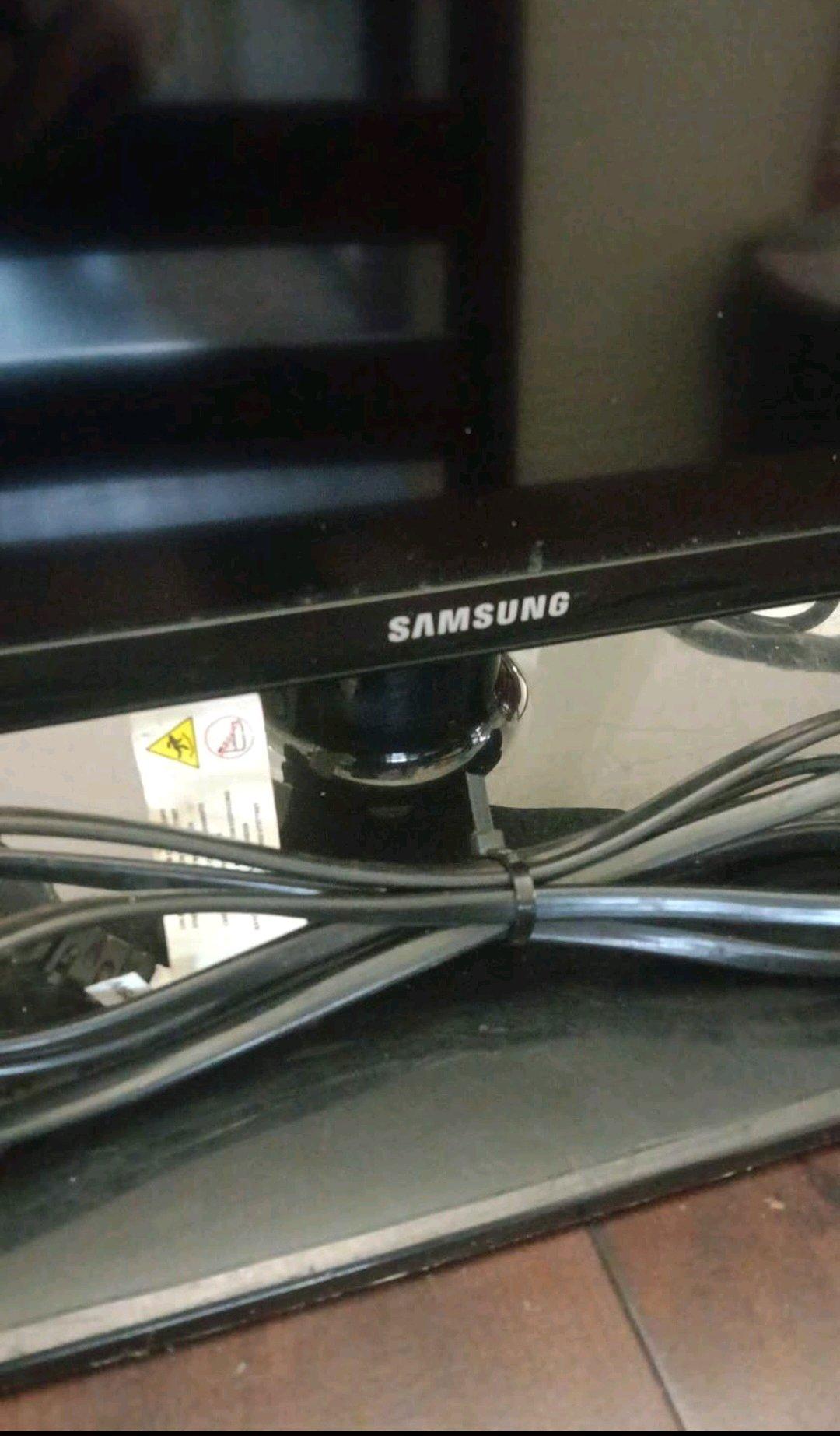 Black Samsung 32 inch class LCD TV - Arlington, Texas - FleaMarketBay