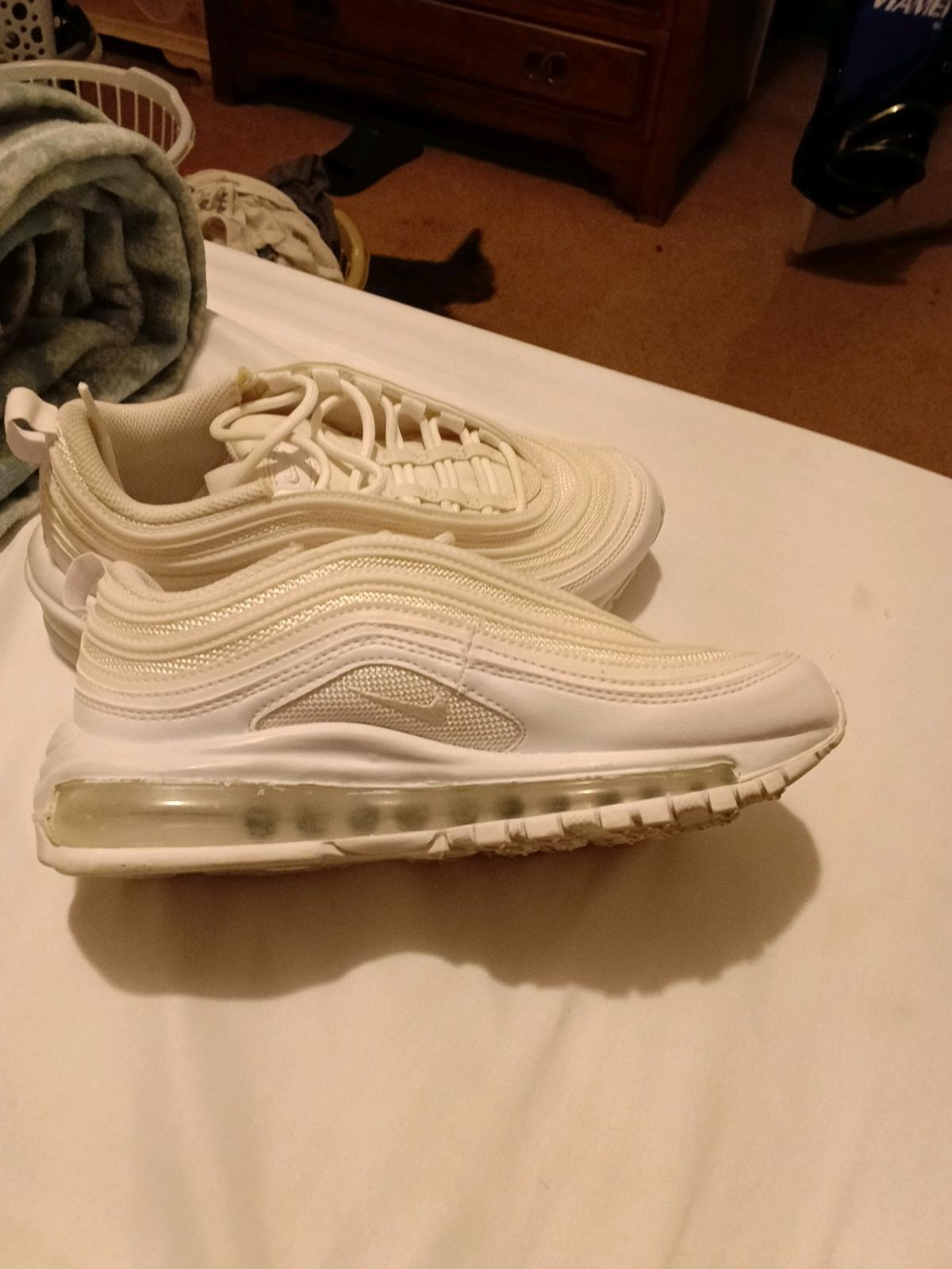tenis blancos solamente tienen una usada size 6 - Trenton, New Jersey - FleaMarketBay