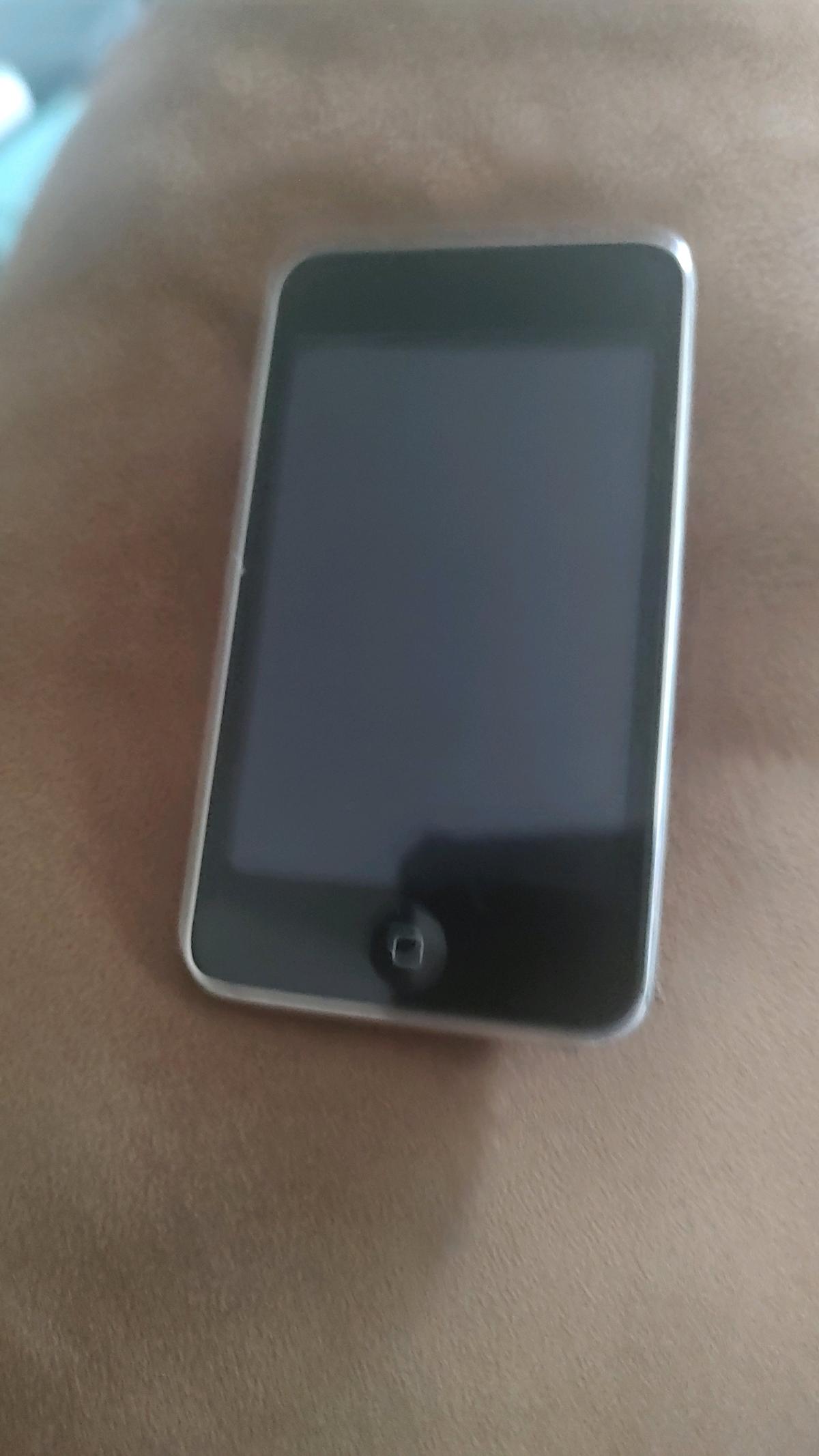 iPod touch with loads of music - Pratt, Kansas - FleaMarketBay