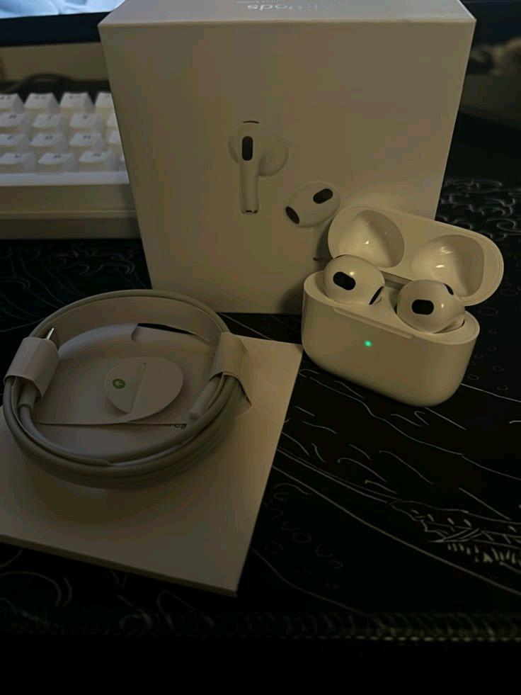 Airpods pro 3 - New York, New York - FleaMarketBay