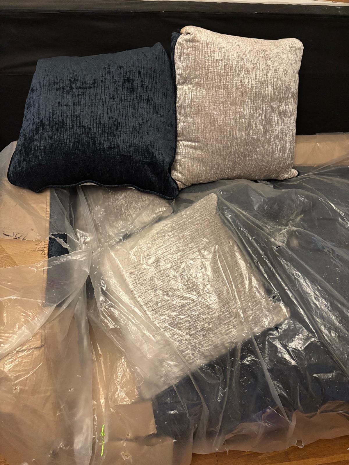 grey and navy loveseat - Waterbury, Connecticut - FleaMarketBay