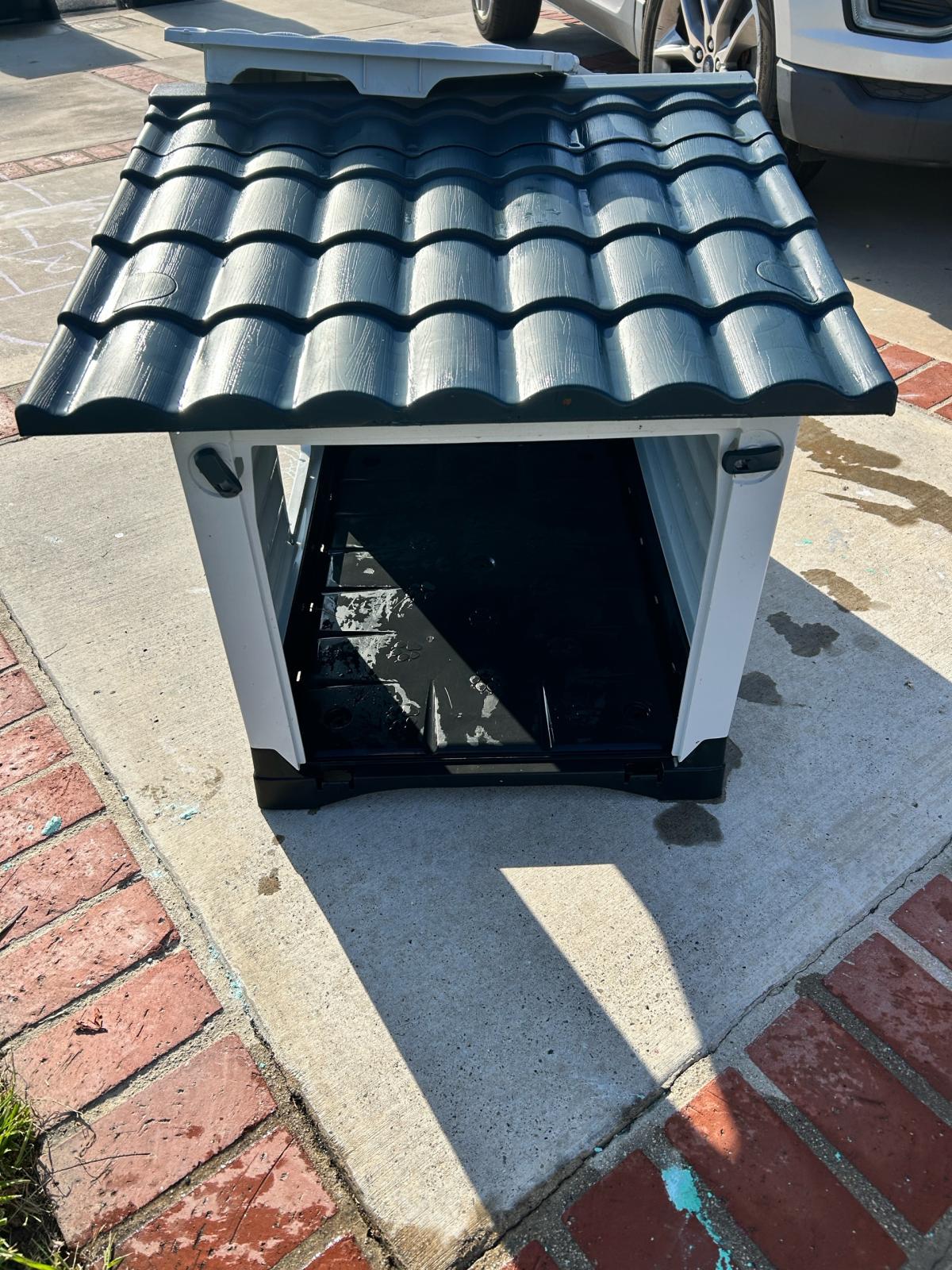 pet house for small to medium dog - Huntington Beach, California - FleaMarketBay