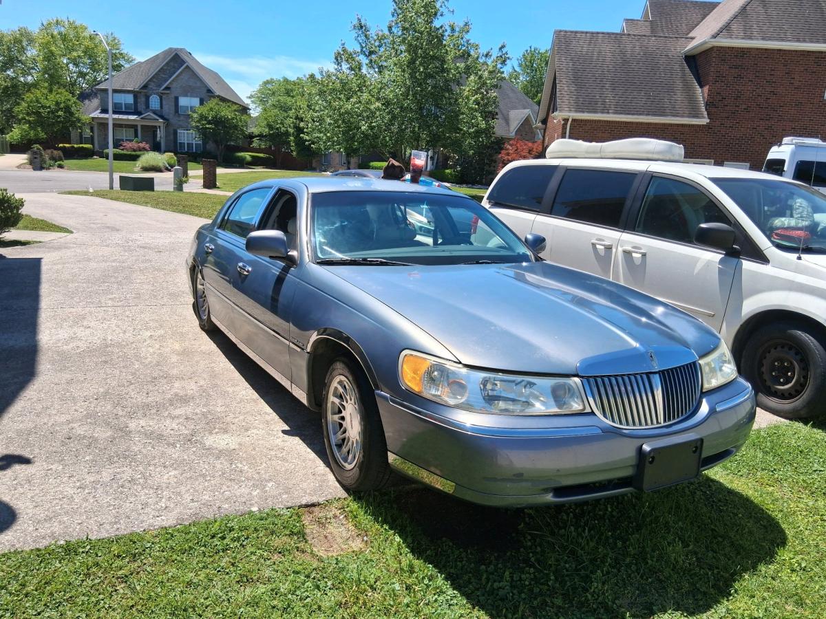 Lincoln town car - Murfreesboro, Tennessee - FleaMarketBay