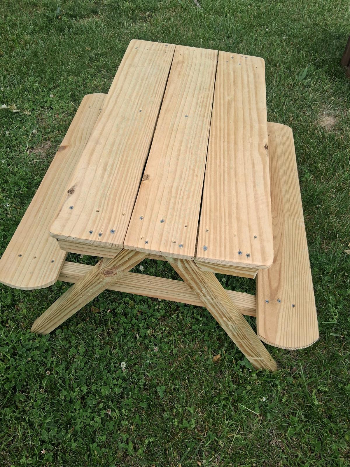 childs pic nic tablets - Lexington, Kentucky - FleaMarketBay