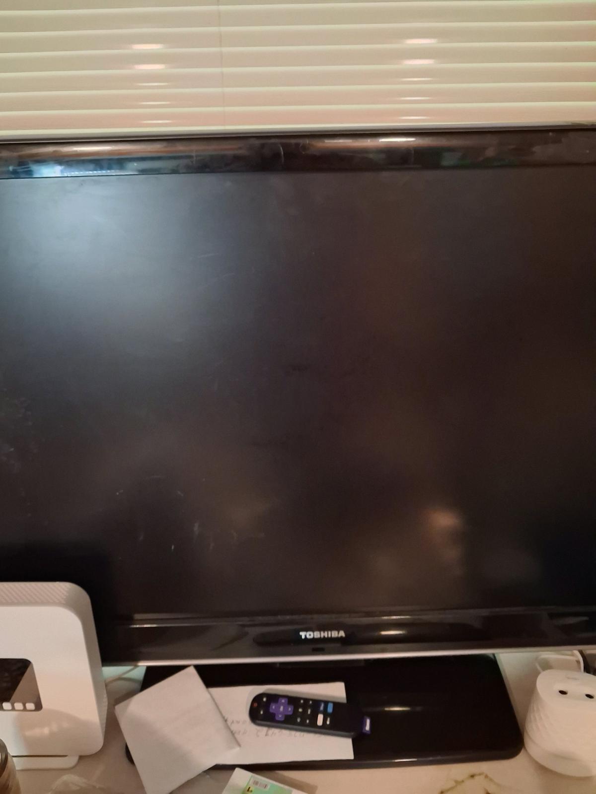 swirl around flat screen TV with roku remote and roku adapte - Russellville, Alabama - FleaMarketBay