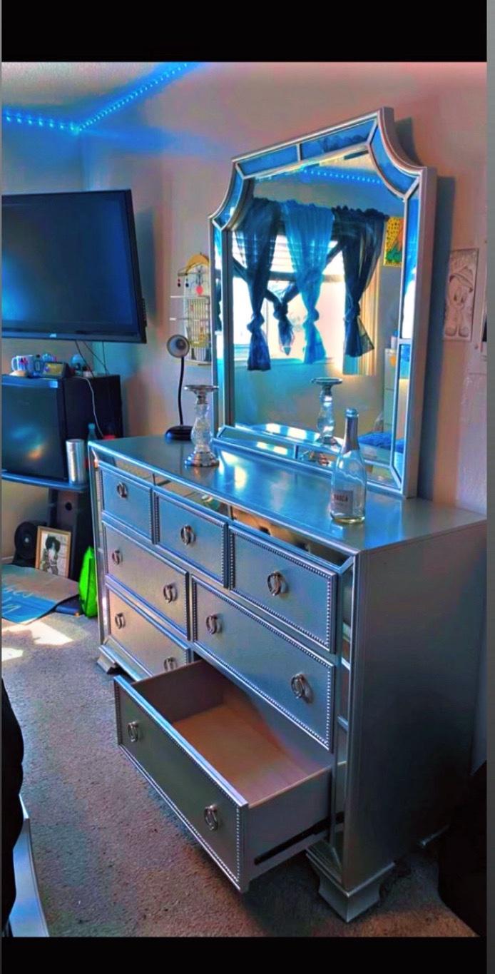 bedroom set - Sacramento, California - FleaMarketBay