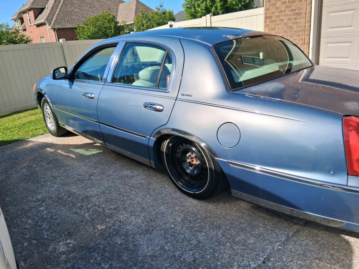 Lincoln town car - Murfreesboro, Tennessee - FleaMarketBay