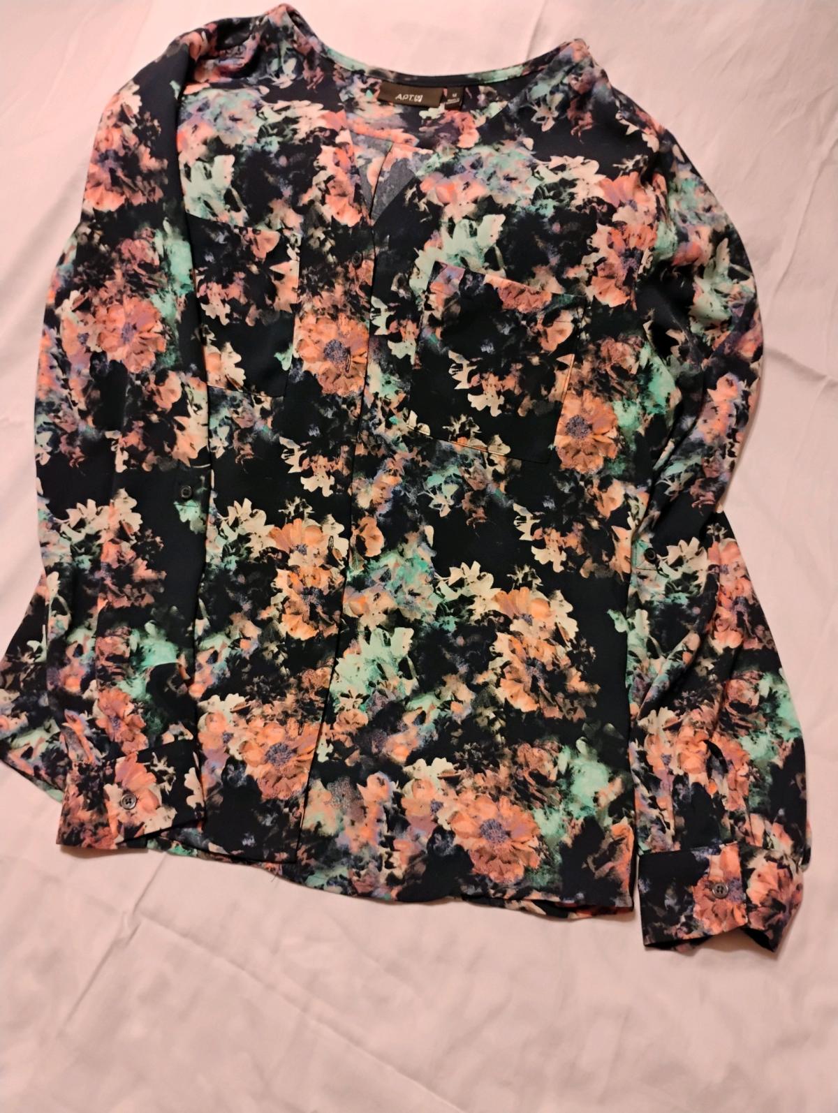 womens tops - Marysville, California - FleaMarketBay