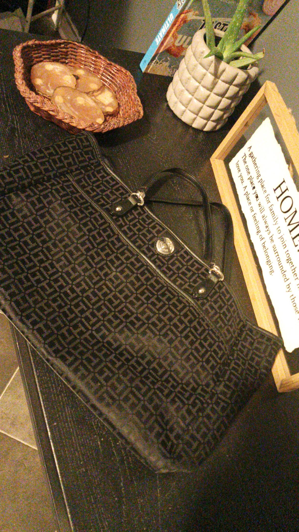 Tommy Hilfiger bag - Ahoskie, North Carolina - FleaMarketBay