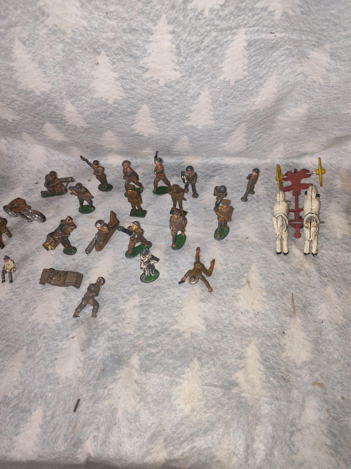 24 World War I toy cast soldiers - Vineland, New Jersey - FleaMarketBay