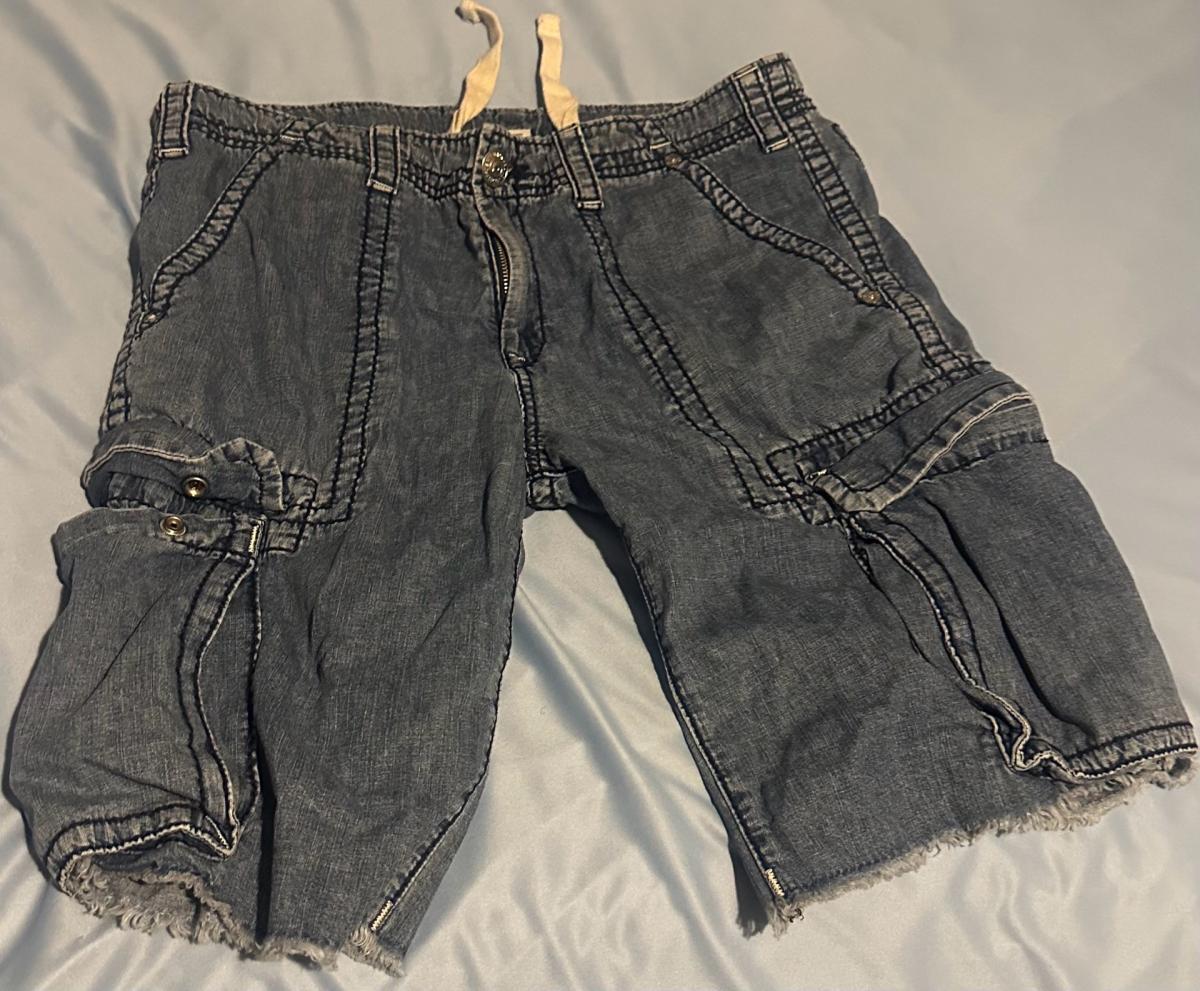 True Religion men cargo shorts size 34 - Garden Grove, California - FleaMarketBay