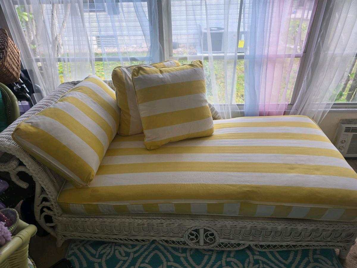 White Wicker Chaise Lounge - Fort Pierce, Florida - FleaMarketBay