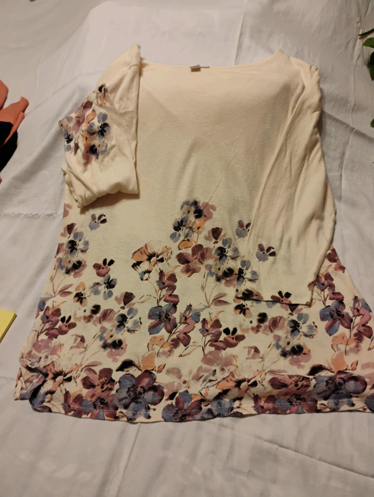 womens tops - Marysville, California - FleaMarketBay