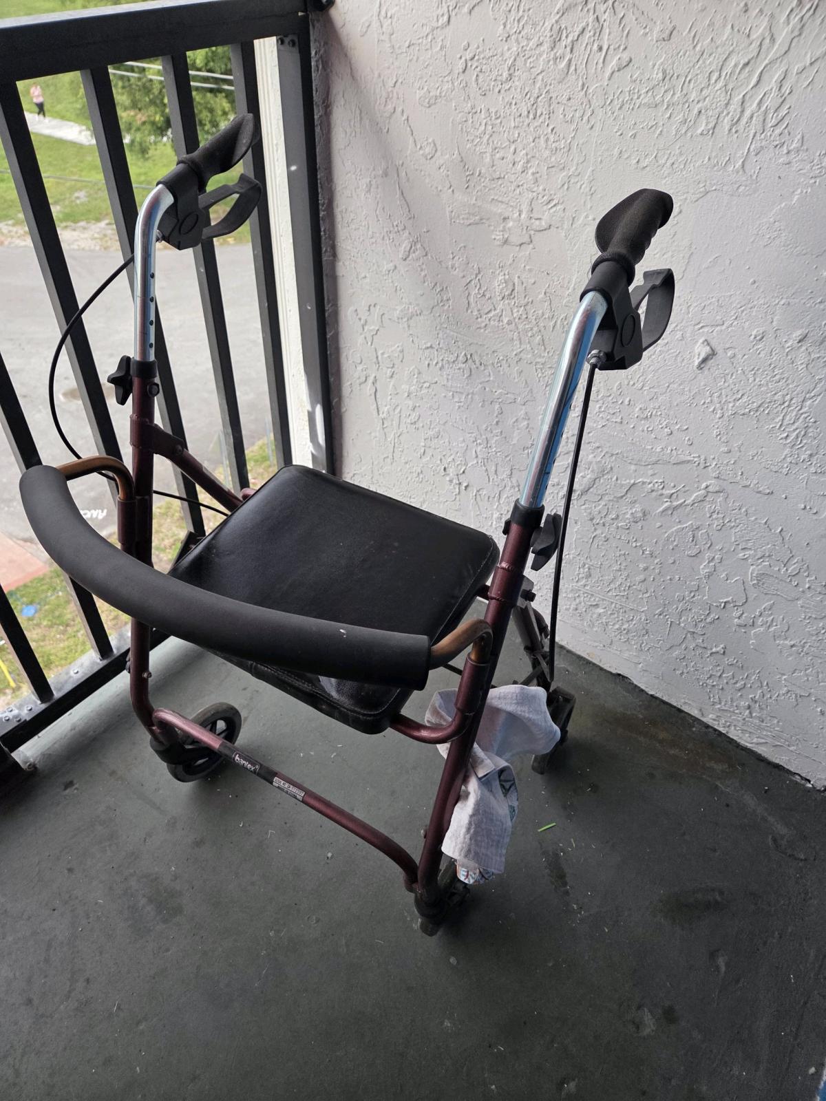 Walker with wheels Used - Hialeah, Florida - FleaMarketBay