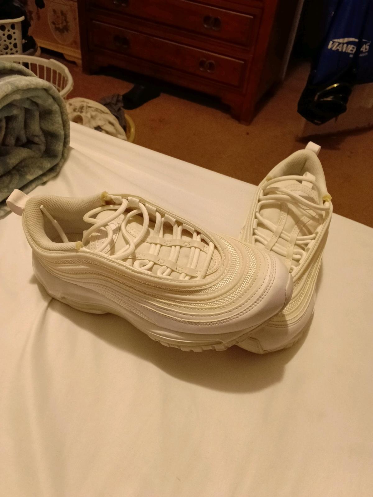 tenis blancos solamente tienen una usada size 6 - Trenton, New Jersey - FleaMarketBay
