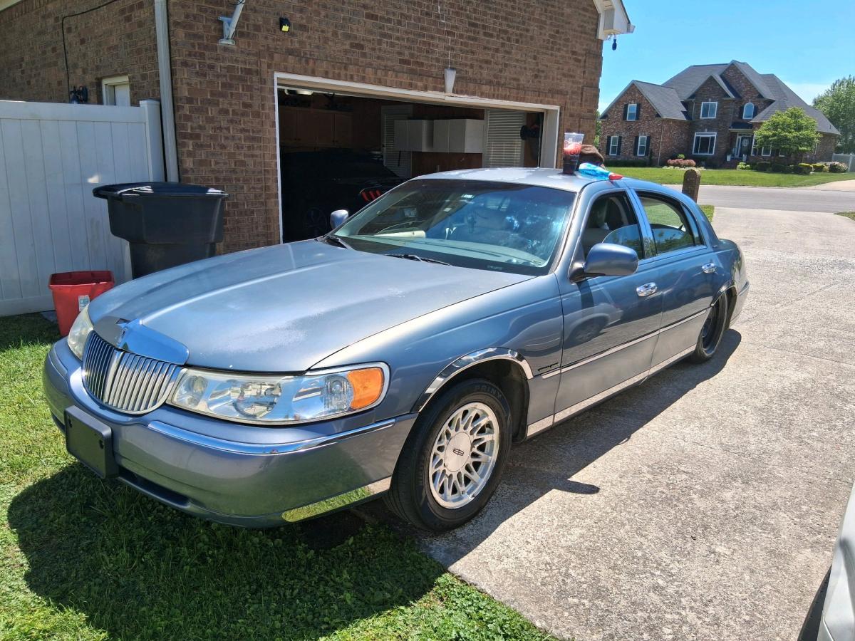 Lincoln town car - Murfreesboro, Tennessee - FleaMarketBay