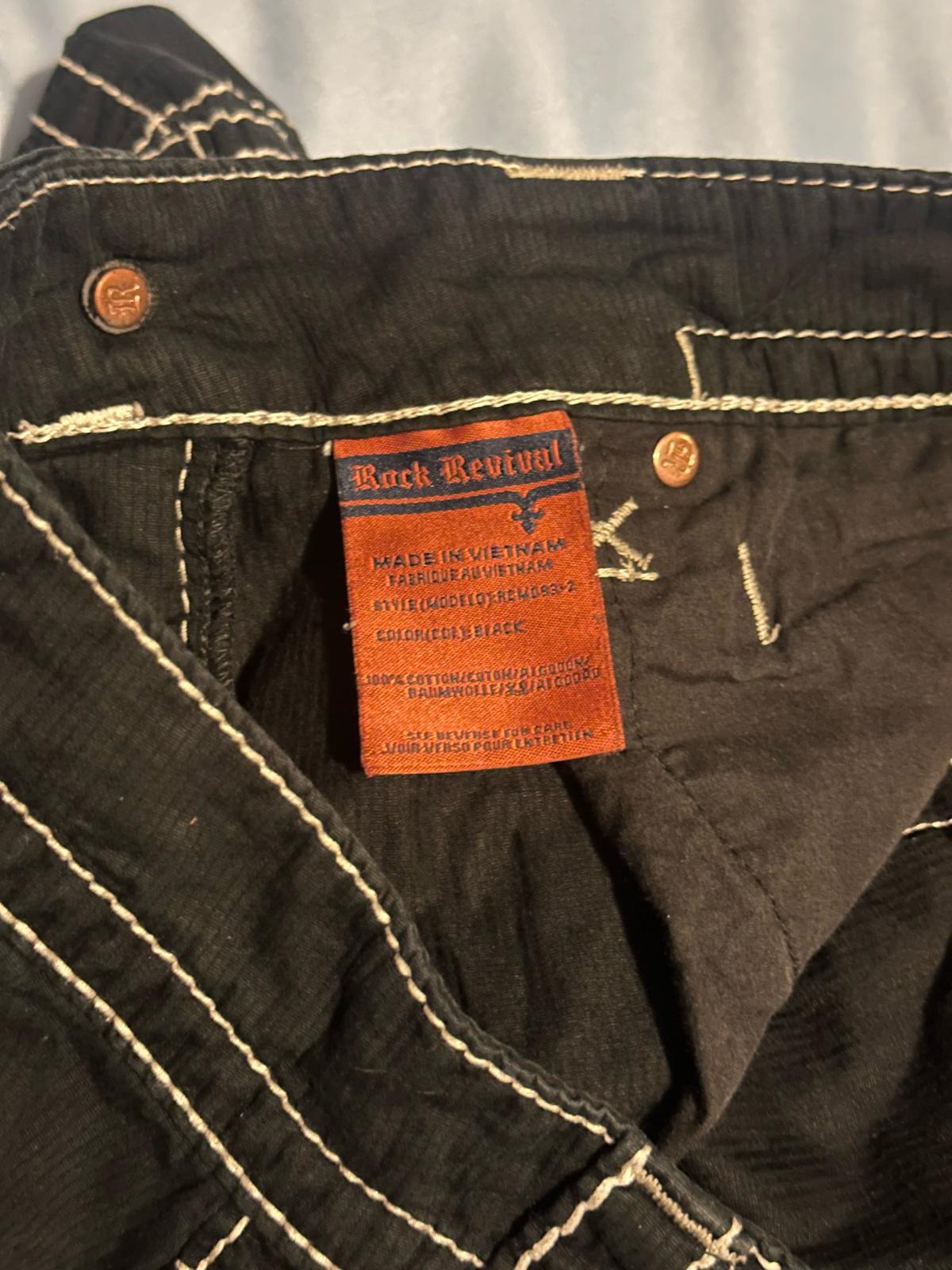 Rock revival black cargo shorts 30 like new e - Adelanto, California - FleaMarketBay