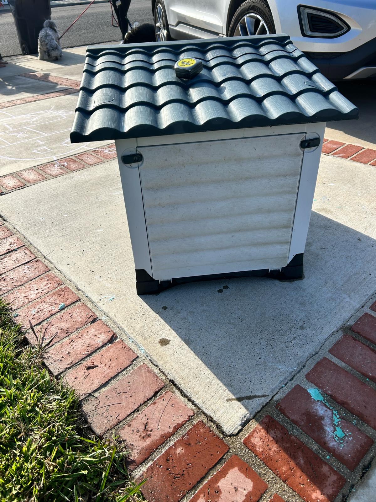 pet house for small to medium dog - Huntington Beach, California - FleaMarketBay