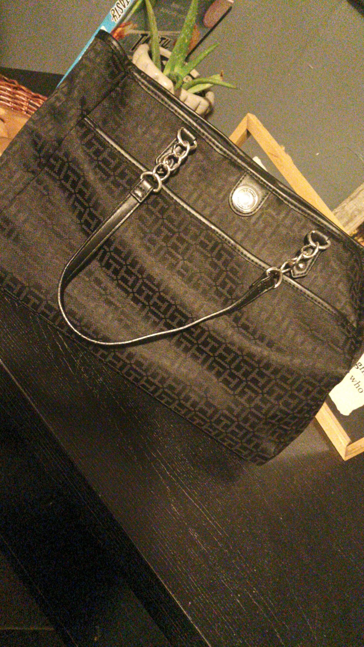Tommy Hilfiger bag - Ahoskie, North Carolina - FleaMarketBay