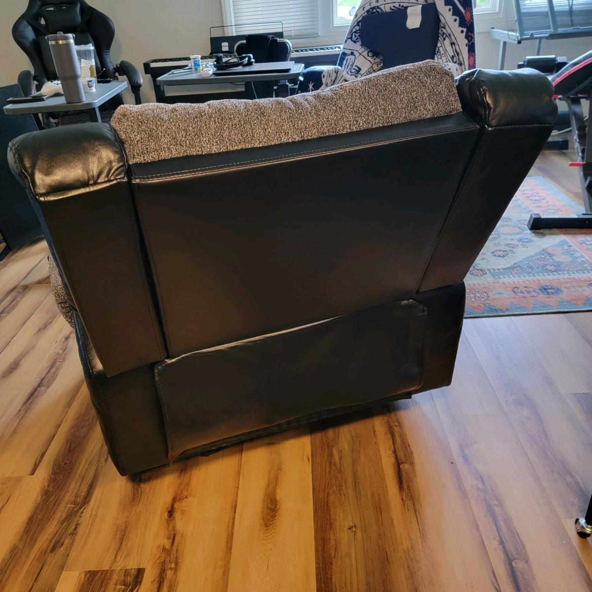 Recliner chair lightweight manual activated comfy - Rockford, Illinois - FleaMarketBay