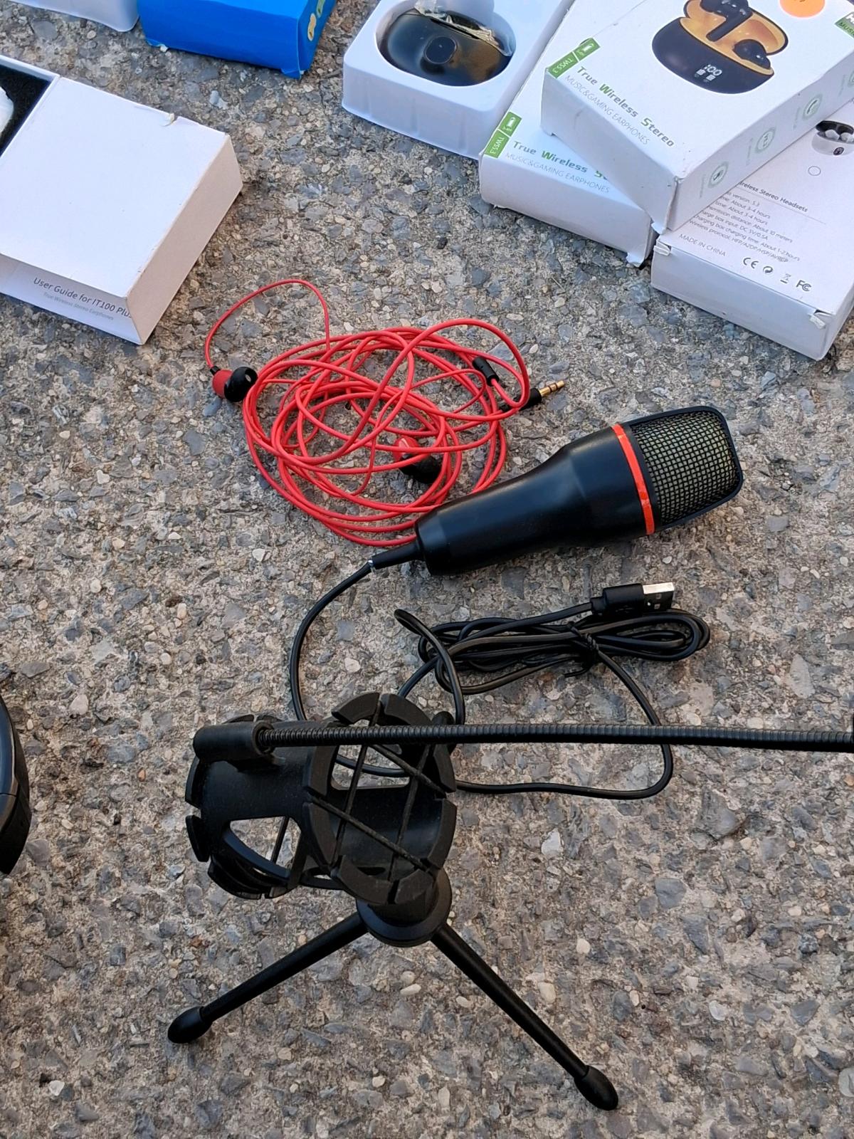mic and headphones - Rutherford, Tennessee - FleaMarketBay