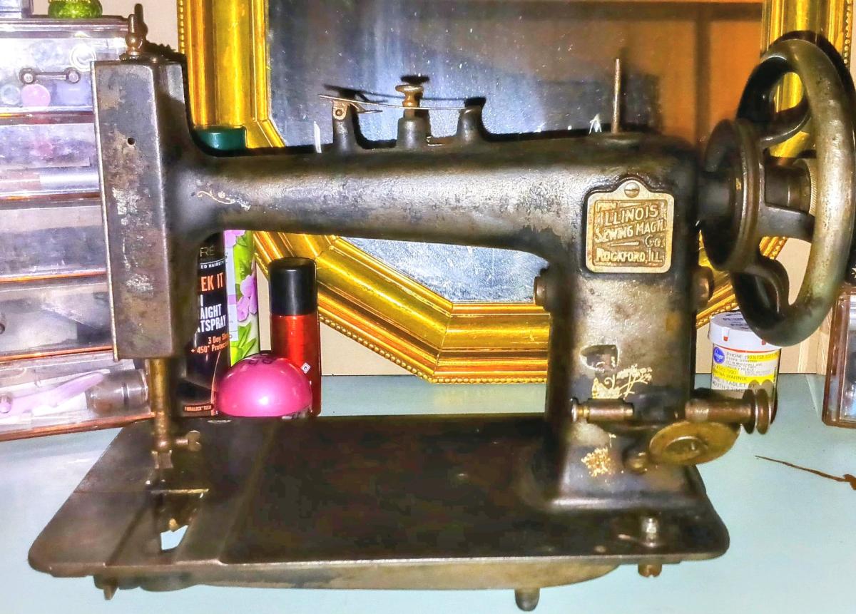 1930s Rockford Illinois Sewing Machine - Longview, Texas - FleaMarketBay
