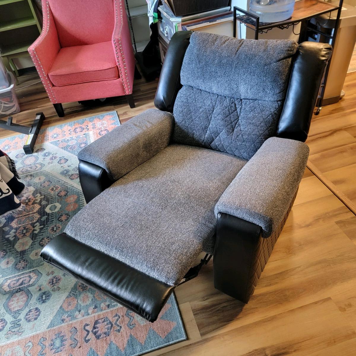 Recliner chair lightweight manual activated comfy - Rockford, Illinois - FleaMarketBay