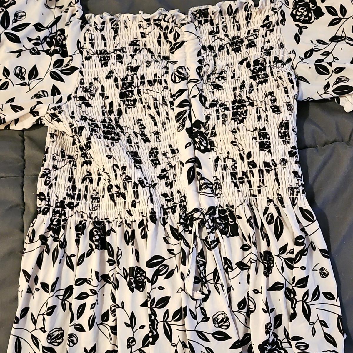 white and black flower top - Abington, Pennsylvania - FleaMarketBay
