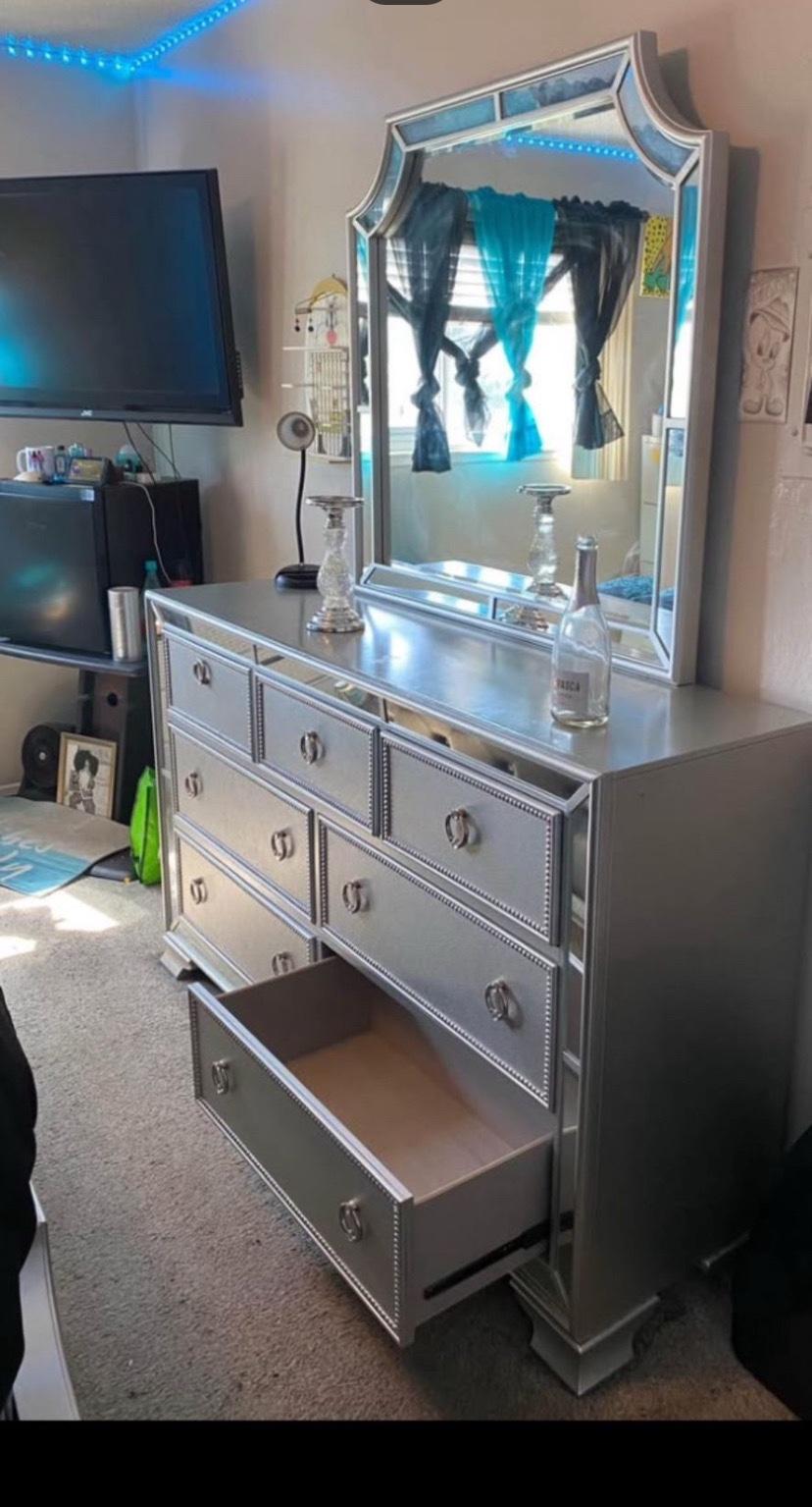 bedroom set - Sacramento, California - FleaMarketBay