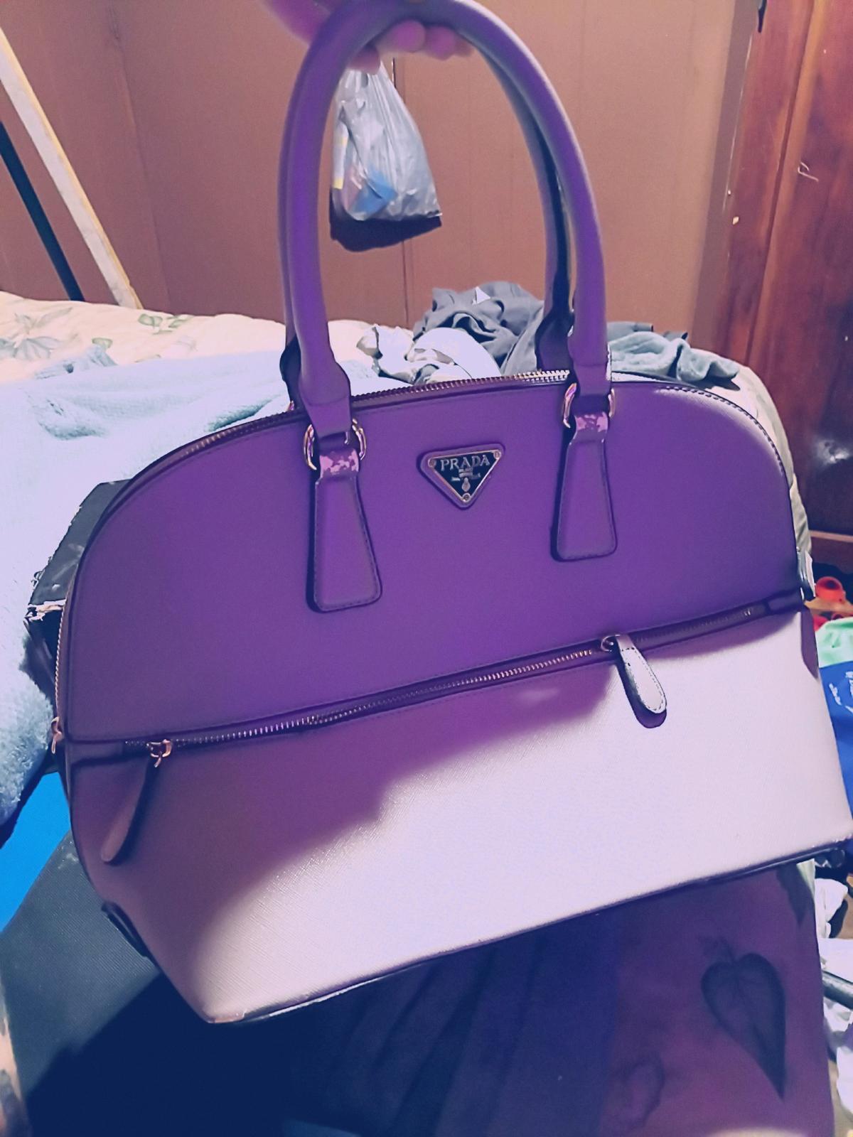 Prada Leather handbag Excellent condition - Gonzales, Louisiana - FleaMarketBay