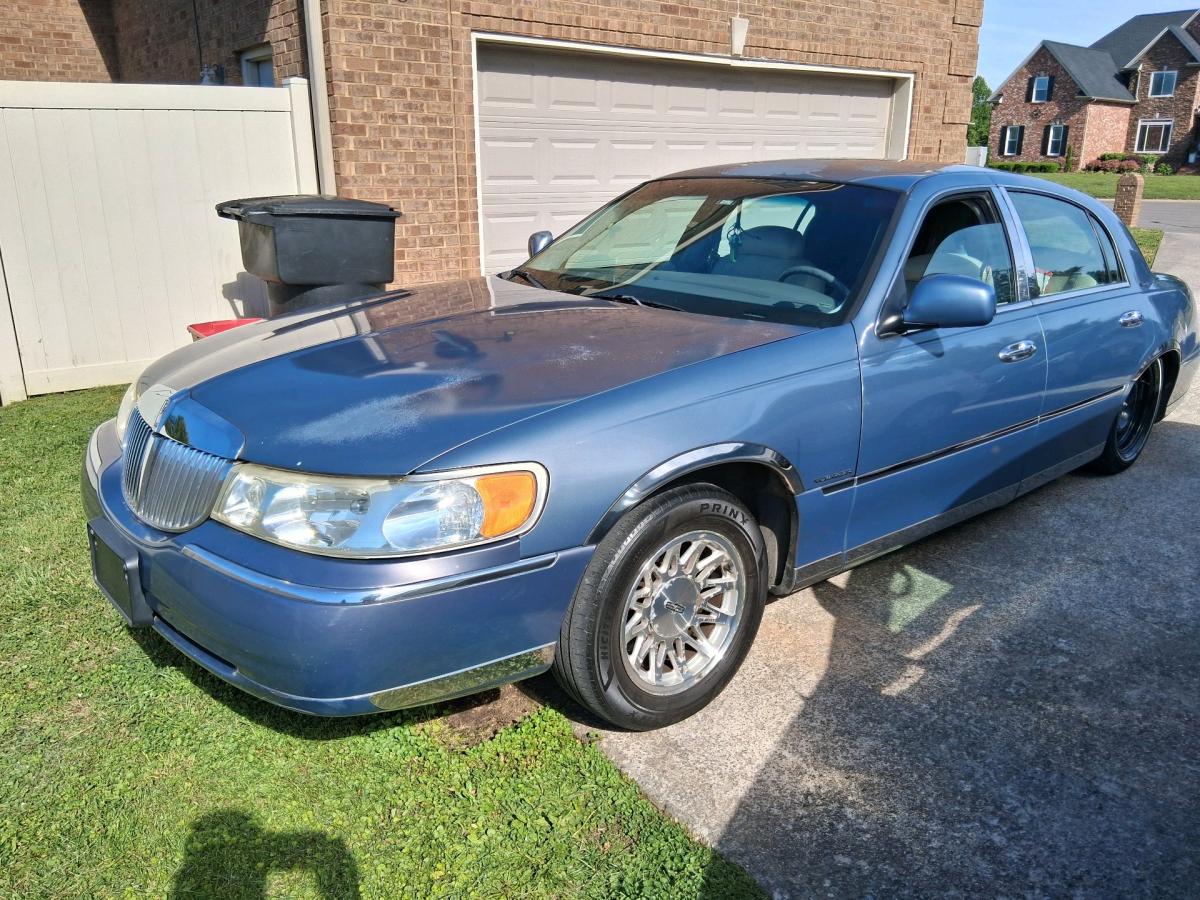 Lincoln town car - Murfreesboro, Tennessee - FleaMarketBay