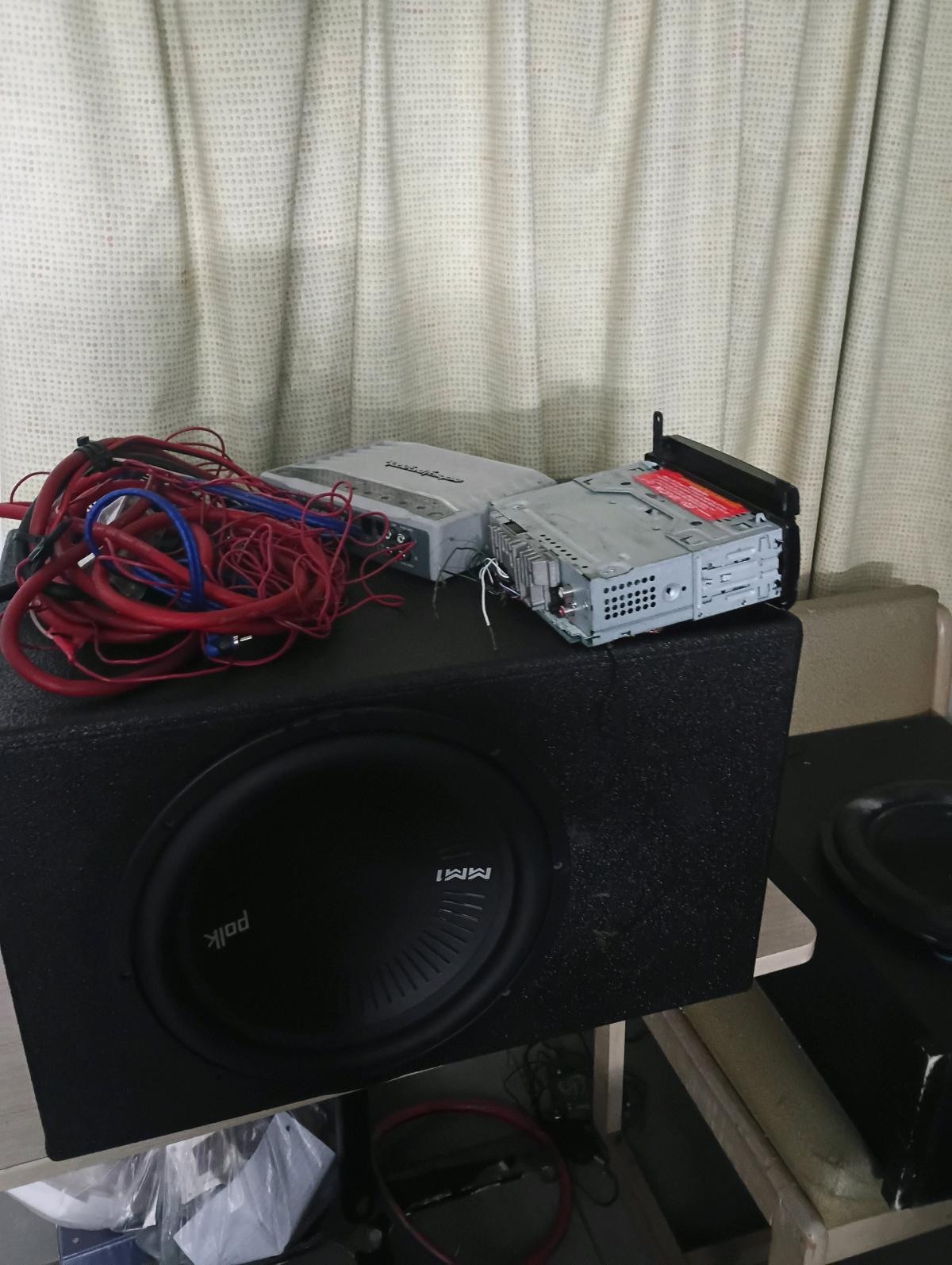 speaker and amp and box and all the wires everything is bry - Albany, Louisiana - FleaMarketBay