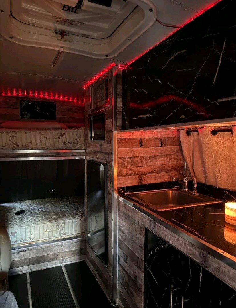 converted single axle bus - Houston, Texas - FleaMarketBay