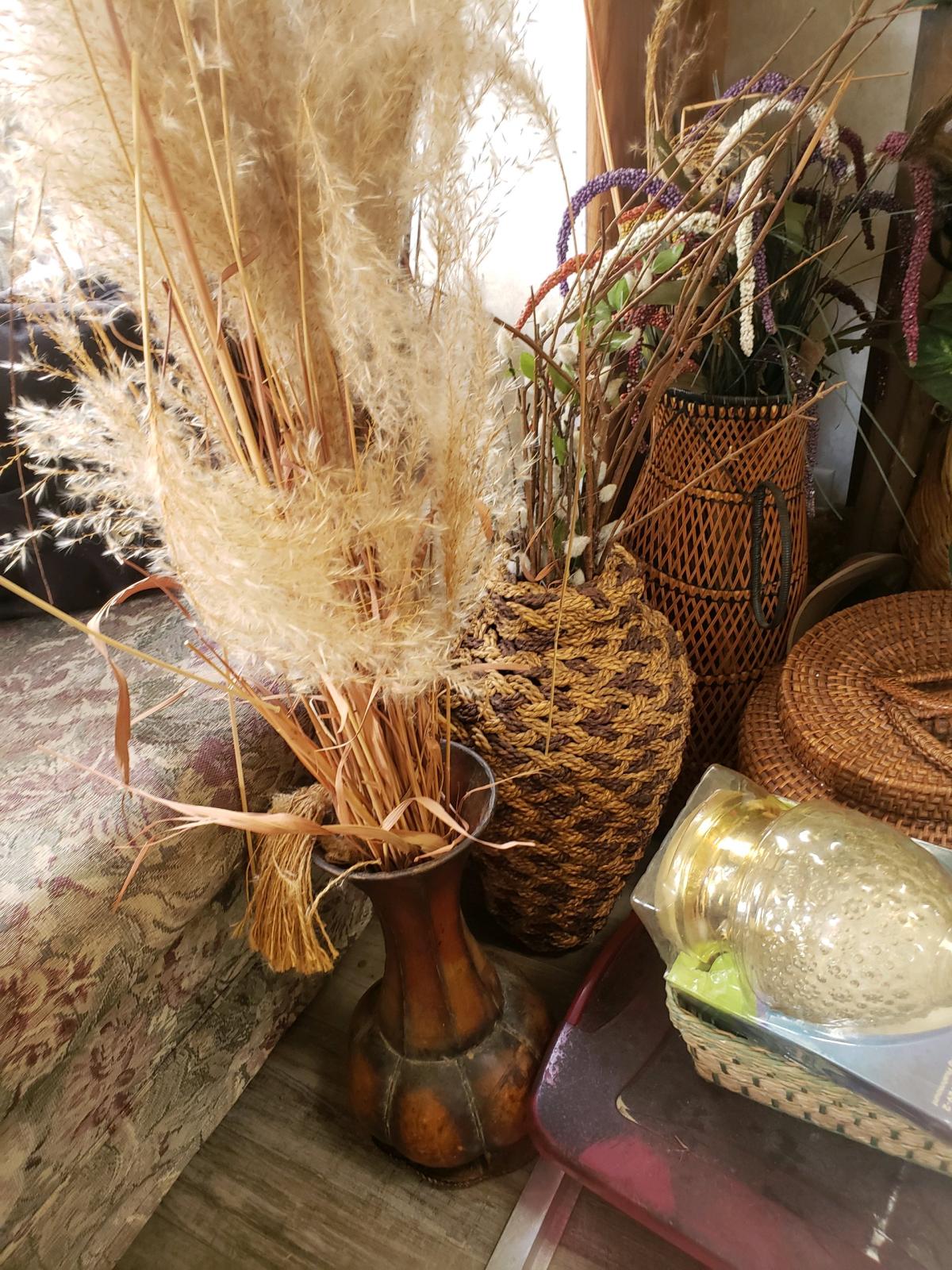 household item fake plants picture etc - Juneau, Wisconsin - FleaMarketBay