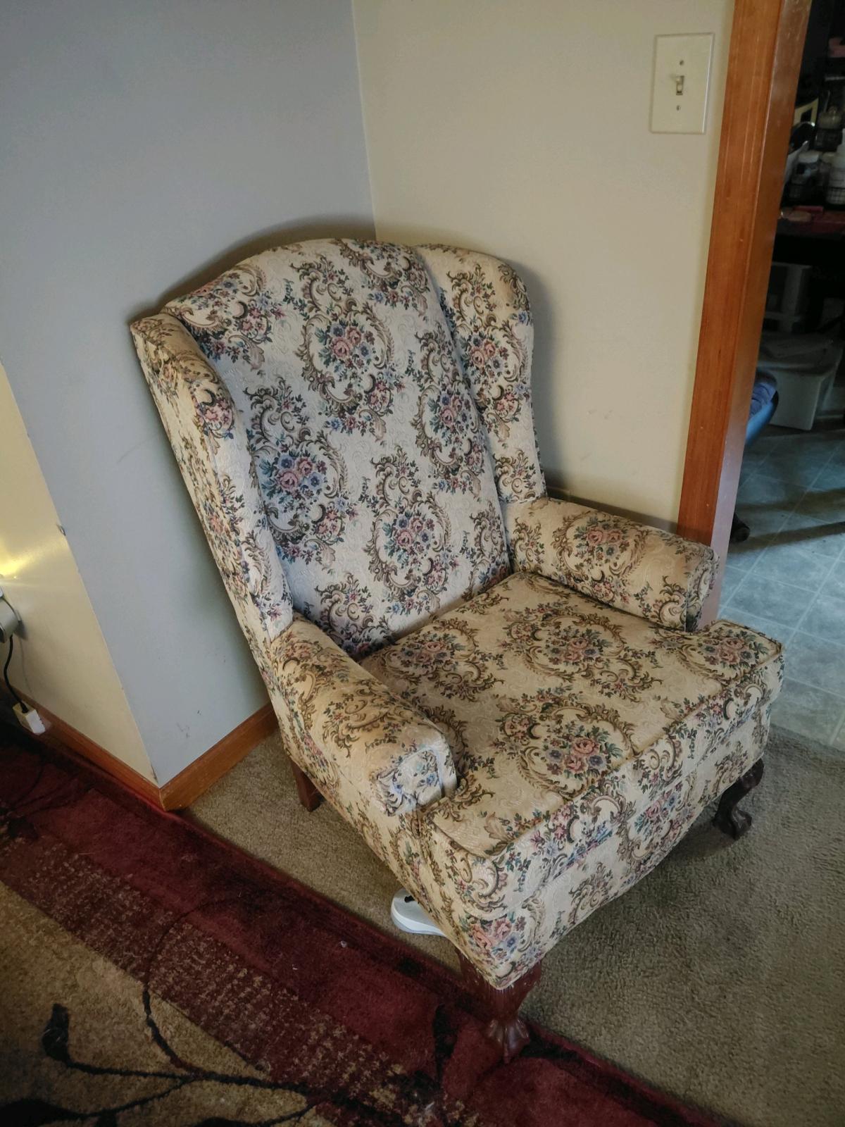 iam selling a living room suite - Morristown, Tennessee - FleaMarketBay
