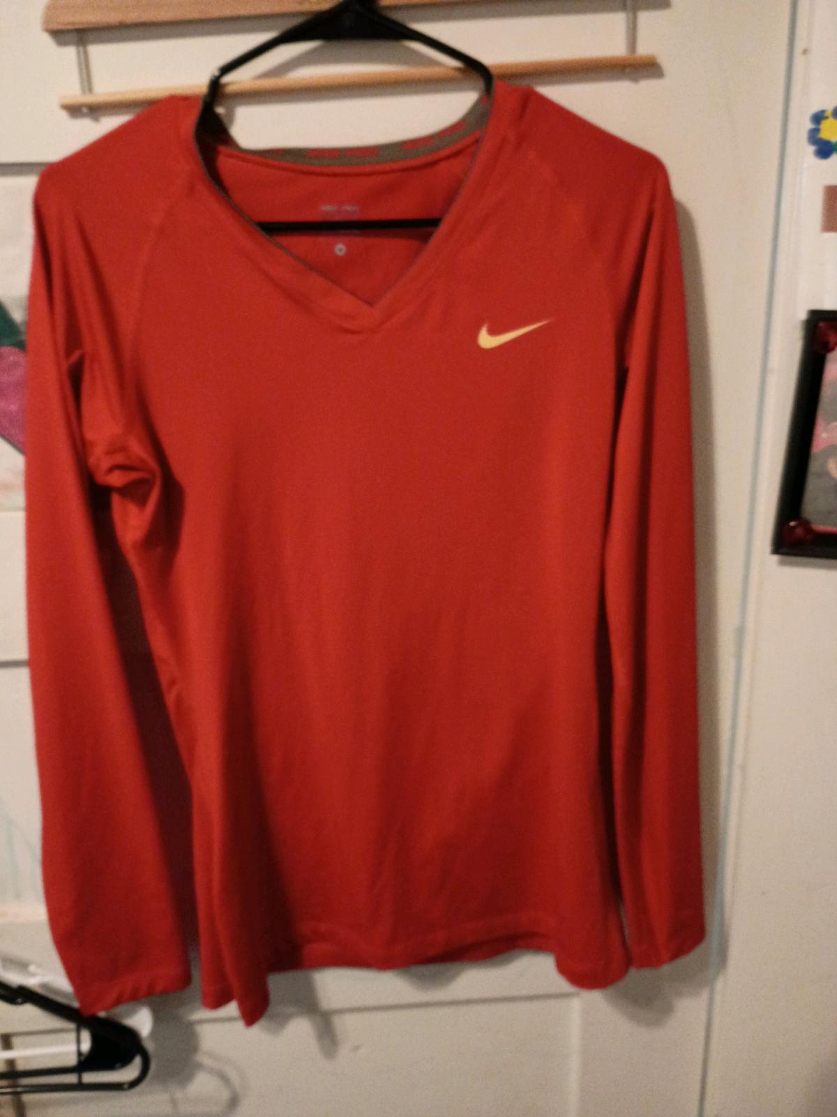 womens Nike active wear - Fresno, California - FleaMarketBay