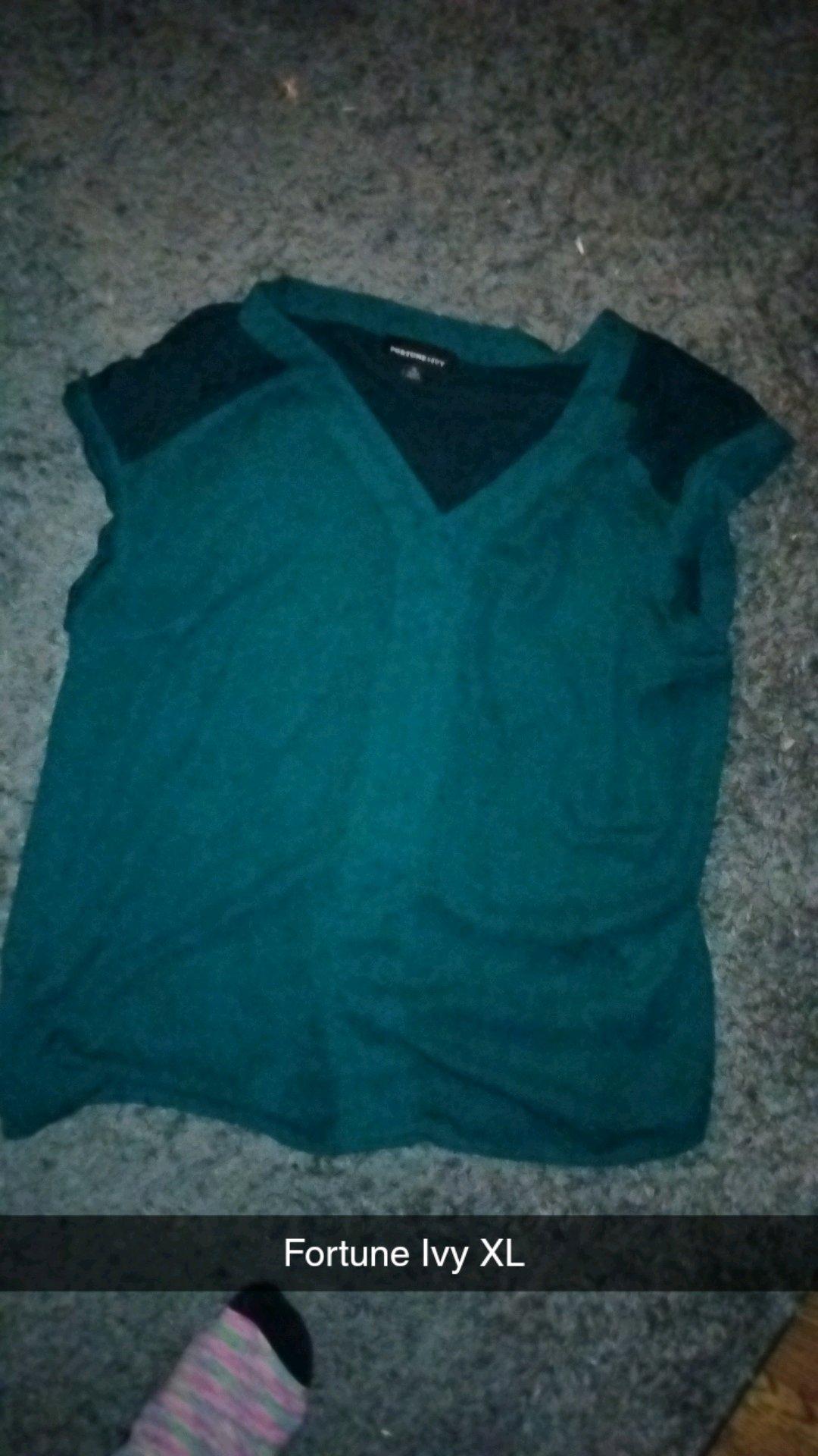 Cute womens tops size L and XL - Hancock, Wisconsin - FleaMarketBay