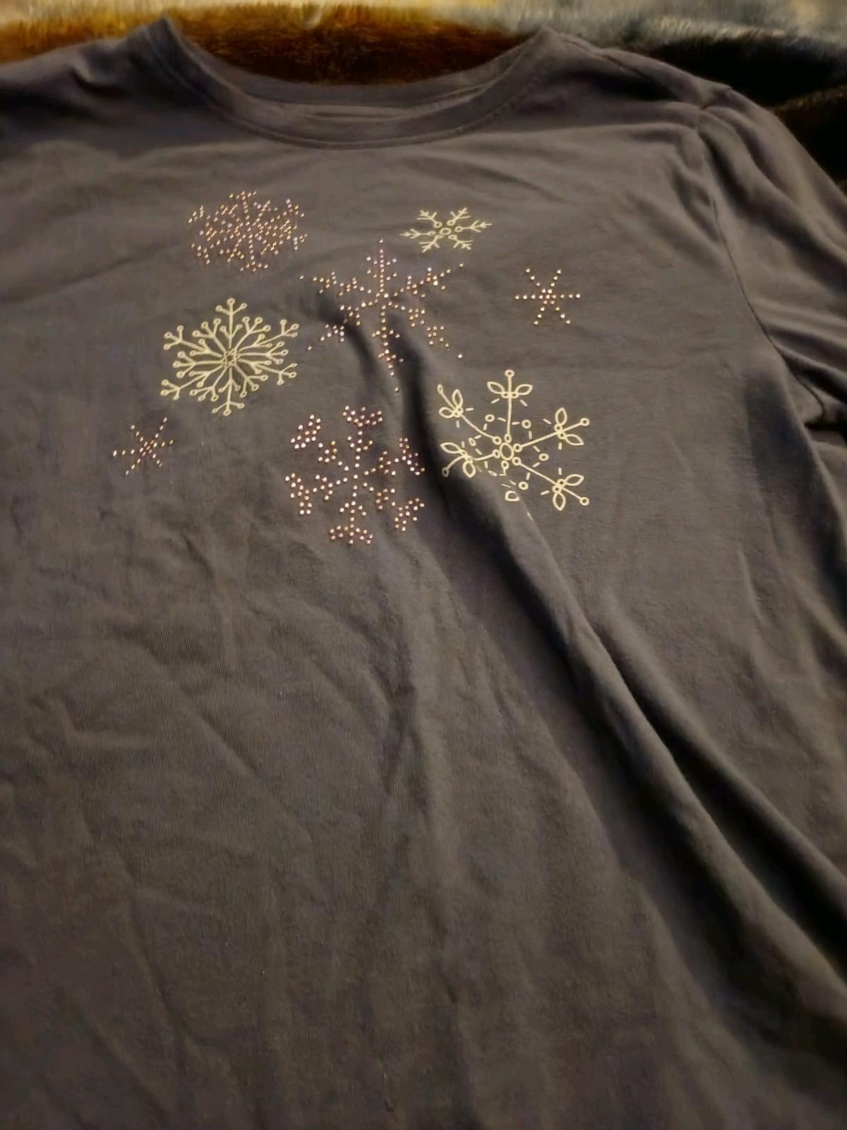 gray long sleeve shirt with colorful snow flacks - Duluth, Minnesota - FleaMarketBay