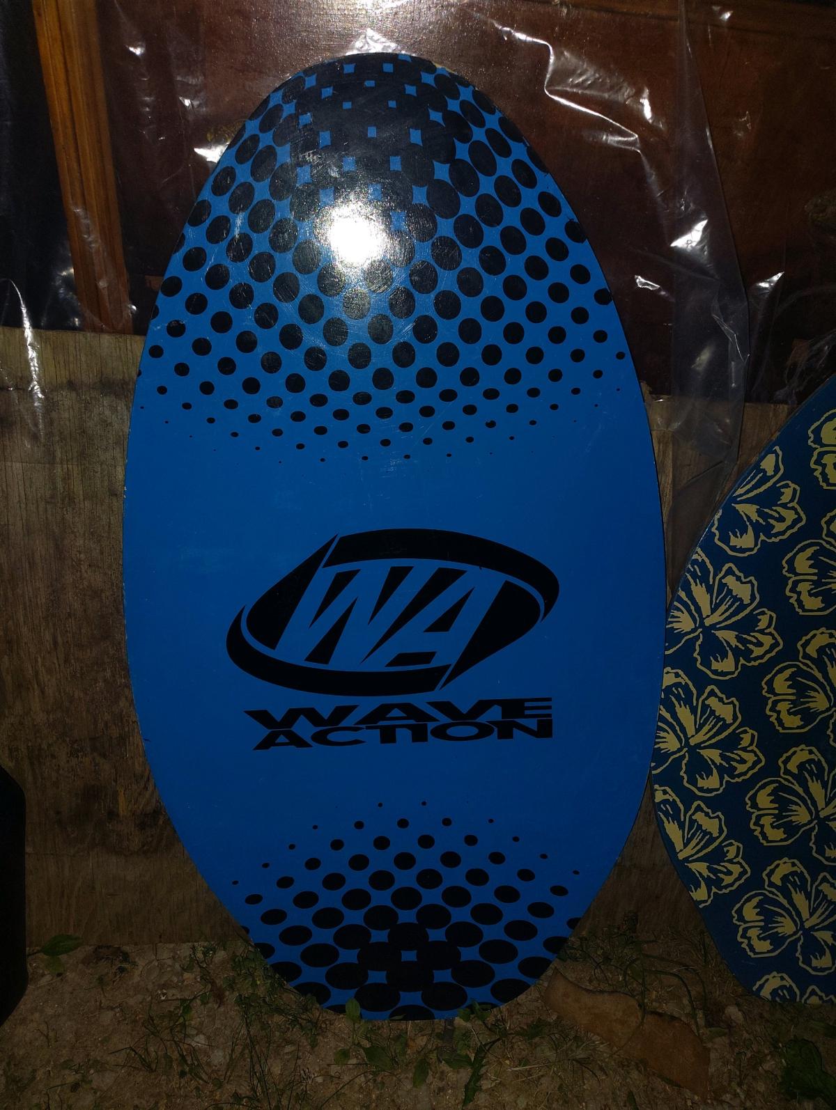 Wave Action Skin Board - Lenoir City, Tennessee - FleaMarketBay
