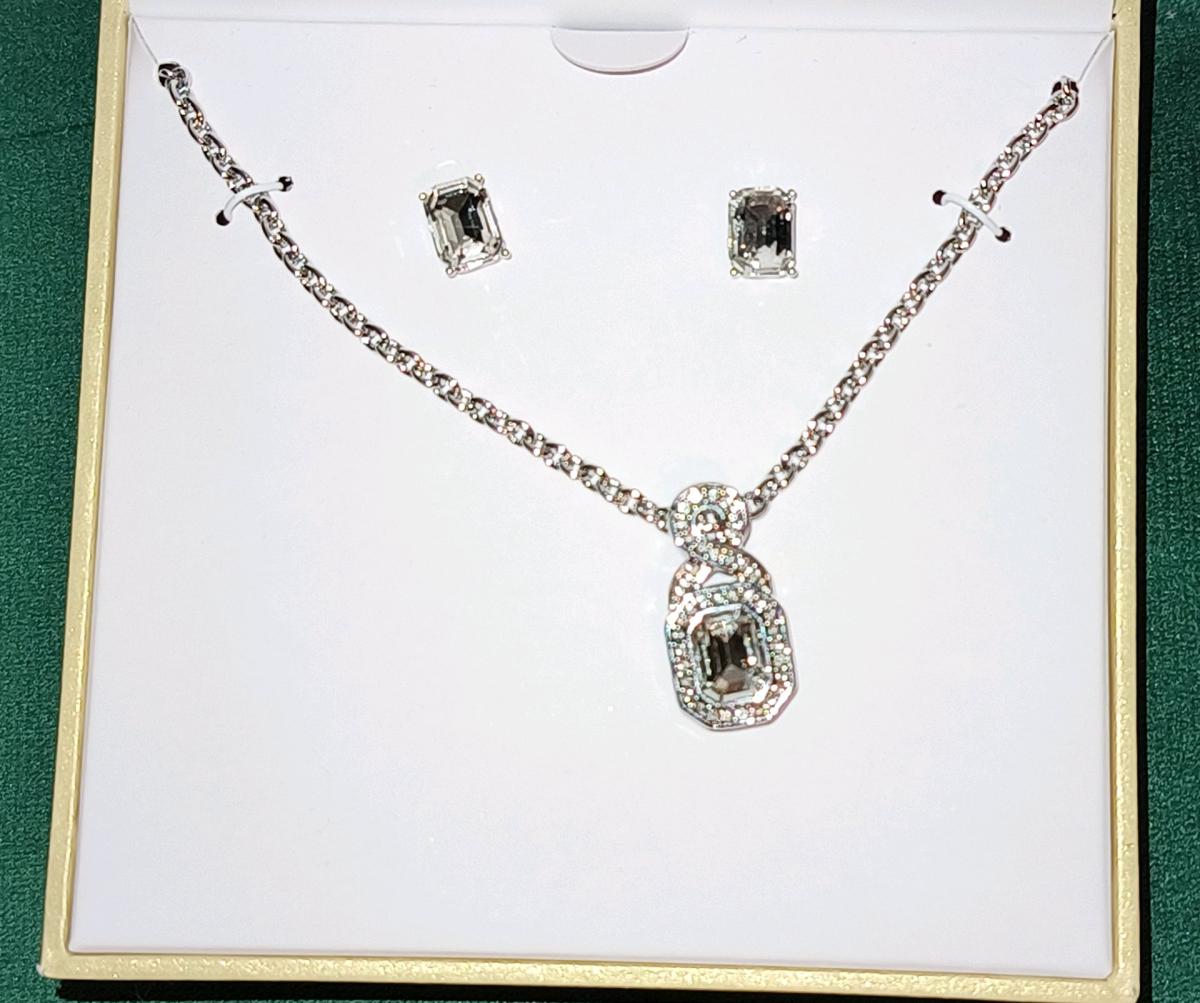 jewelry sets - Muskegon, Michigan - FleaMarketBay