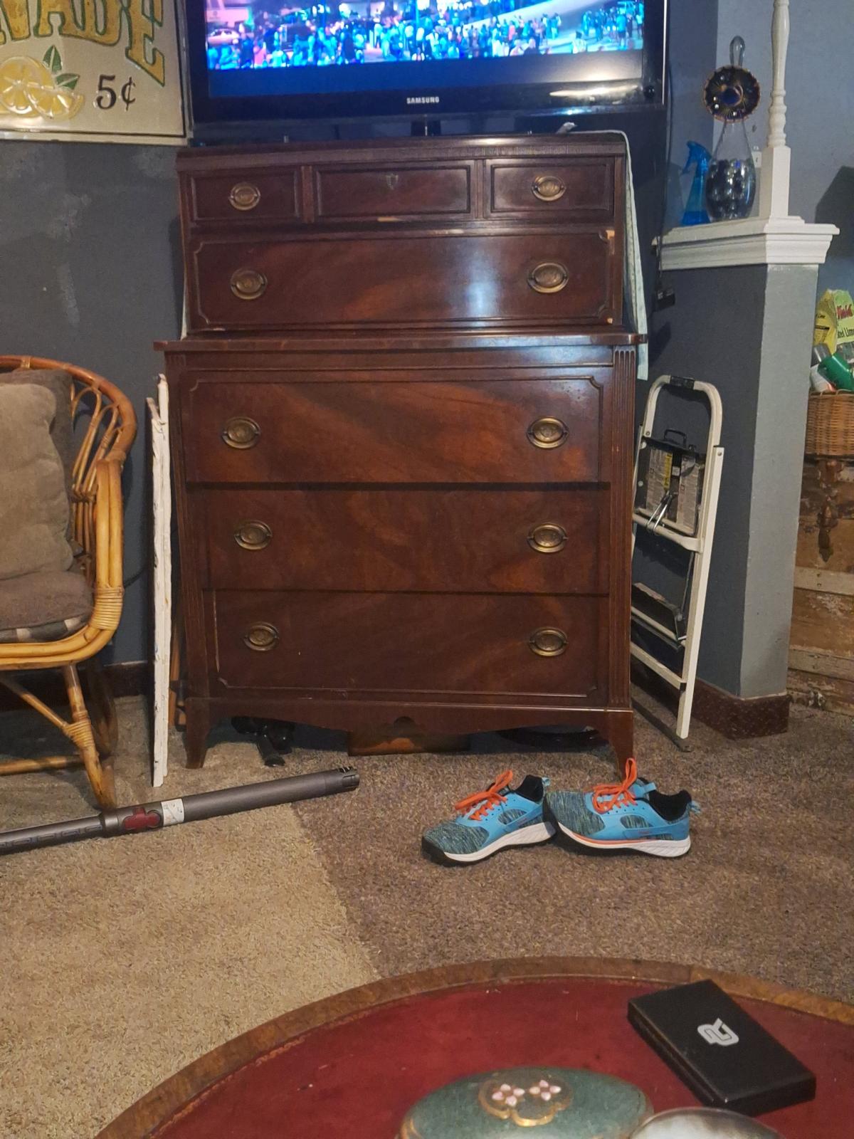 desk and chest of drawers - Forrest City, Arkansas - FleaMarketBay