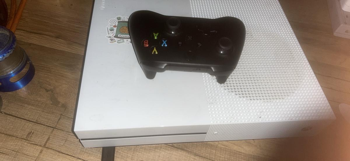 Xbox one s - Wichita, Kansas - FleaMarketBay