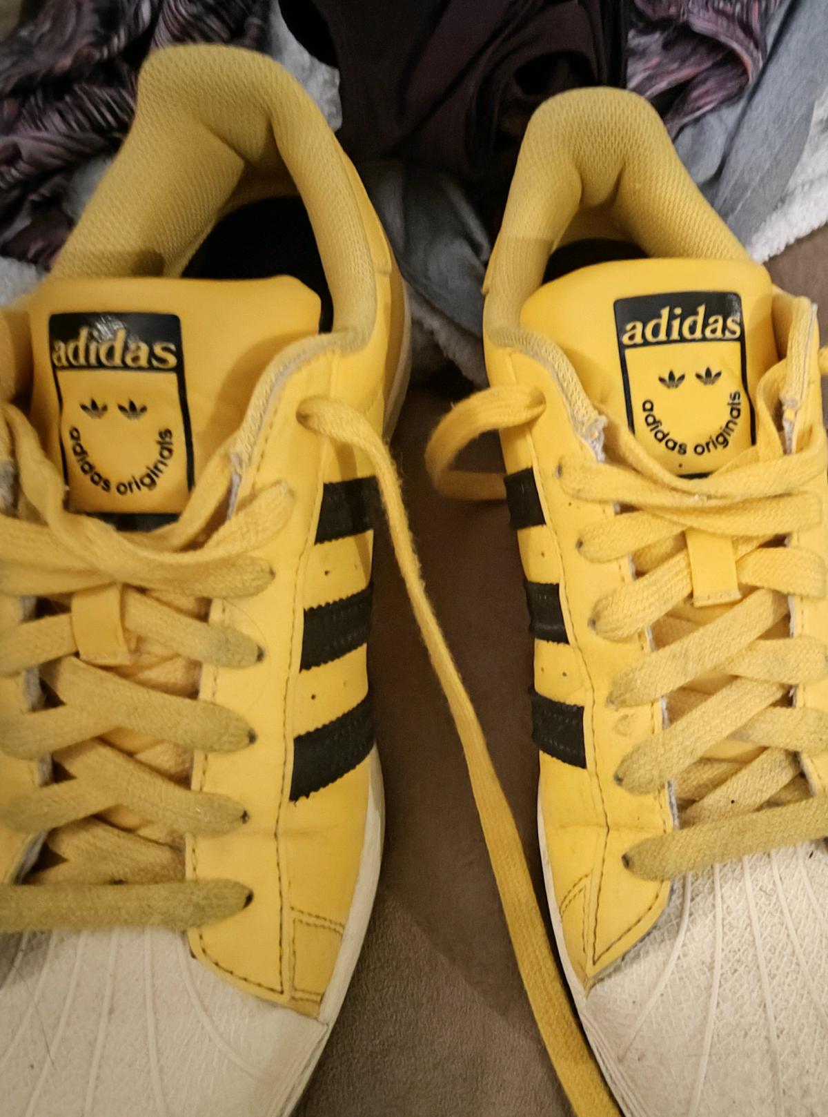 adidas superstar tennis shoes yellowblack - Jasper, Missouri - FleaMarketBay
