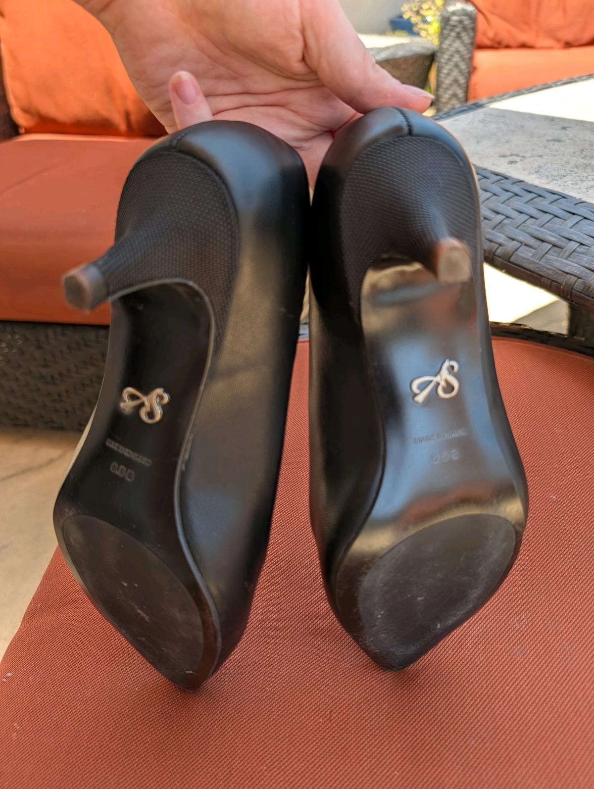 Antonia Saint Vintage black pumps - Camarillo, California - FleaMarketBay