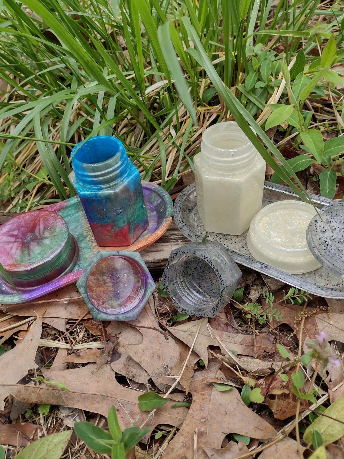 Resin tray jar and grinder sets - Coldwater, Mississippi - FleaMarketBay