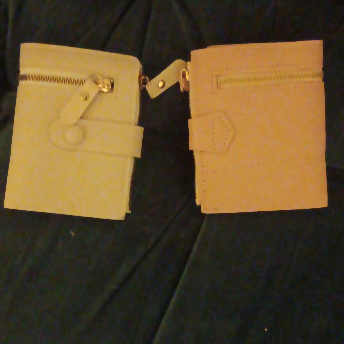 2 womens wallets - Shelbyville, Tennessee - FleaMarketBay