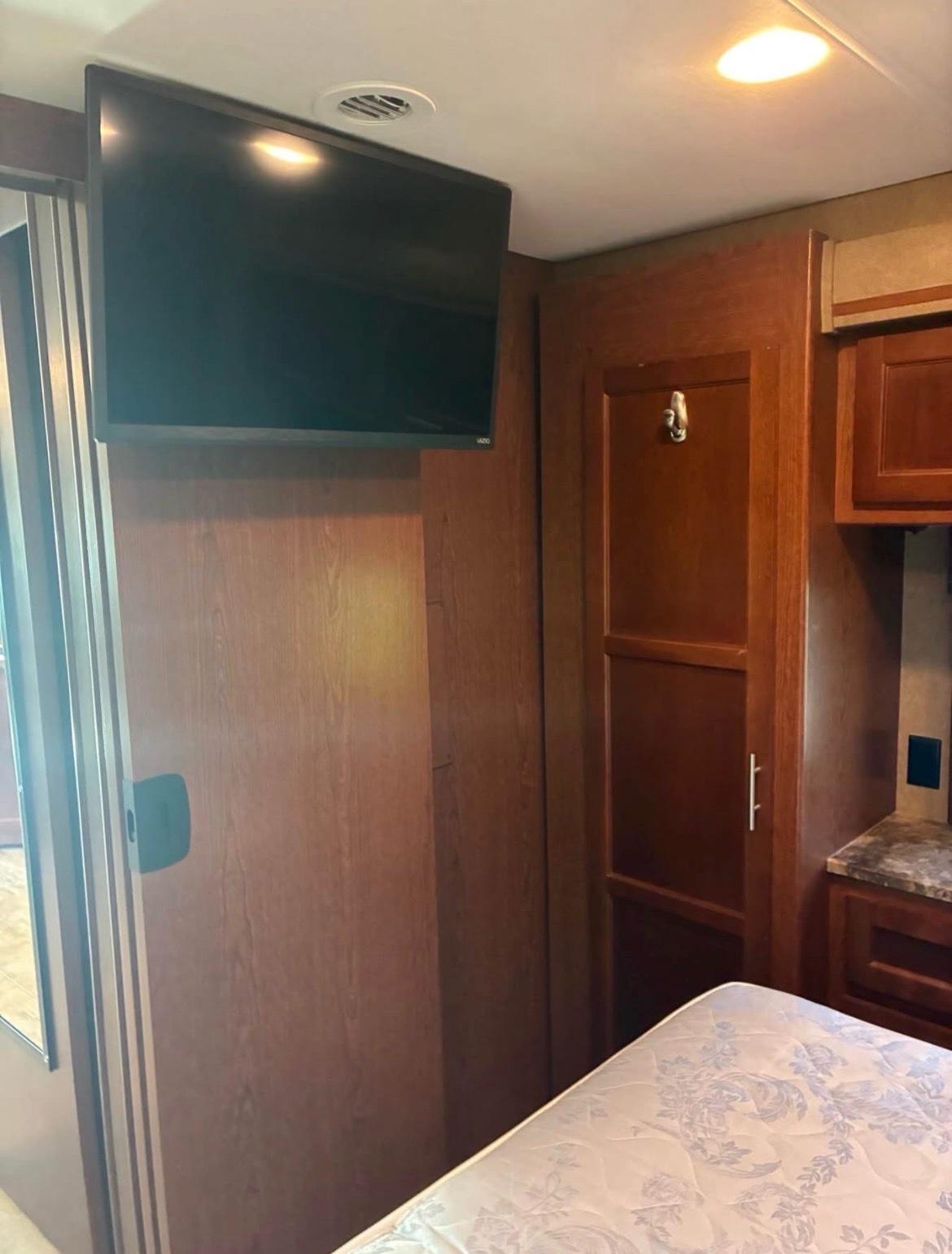 Legacy 340KP RV - Tampa, Florida - FleaMarketBay