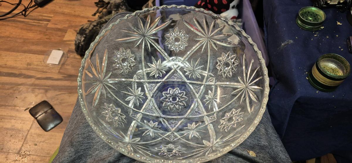 Vintage Cut Crystal Starburst Large Serving Bowl - Le Sueur, Minnesota - FleaMarketBay
